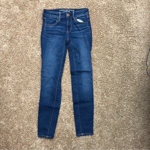 American Eagle Women’s Lightly Distressed Medium Wash Jegging Jeans Size 0 Short
